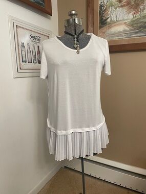 cha cha vente White Short Sleeve Tunic with Pleated Ruffle Hem